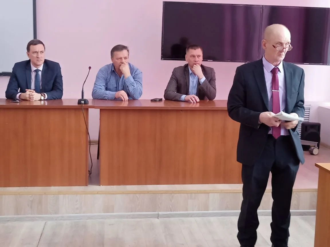 Совещание по пчеловодству. Пчела маленькая–проблемы большие